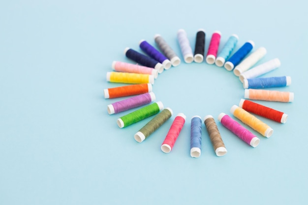 zestaw kolorowych nici